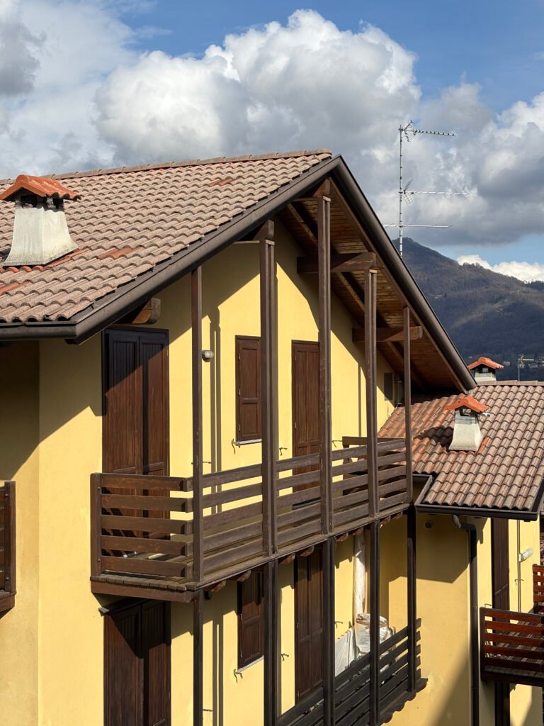 facciata esterno casa terrazzo legno infissi falegnameria.jpg