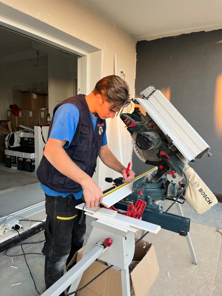 Giovanni falegname RIMAG durante installazione serramenti con attrezzi professionali a Bergamo